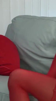 La encantadora y sexy Romana complace su coño con un consolador