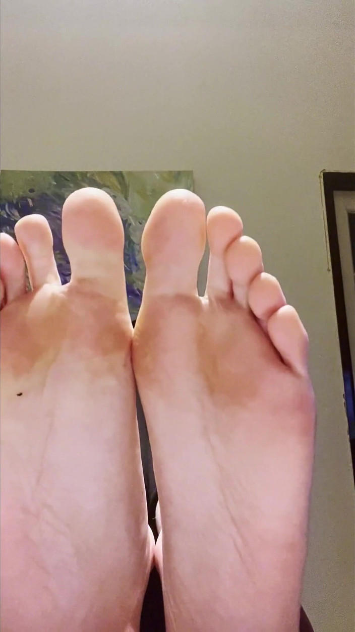 Czech Soles - foot fetish content: ヨガの後に汗ばんだ足の指の靴下を嗅いで舐める