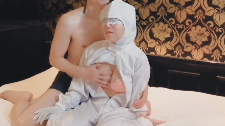 kawasakiBK: Ela tira a roupa de um inspetor peituda em roupas...