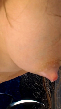 Hete jonge stiefmoeder met grote melktieten masturbeert