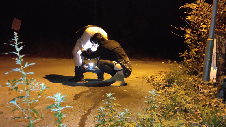 Toilet Mommy: Tesão de milf dá rimjo apaixonado em um ao ar...