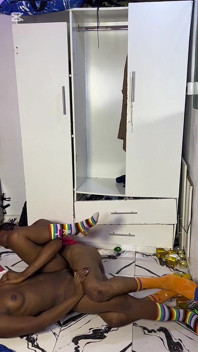 Ebony bbw třese jejím velkým zadkem na jeho černém ptákovi