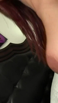 Kelly Divine cho phép con cu khổng lồ đút sâu vào âm hộ ướt át của cô ấy