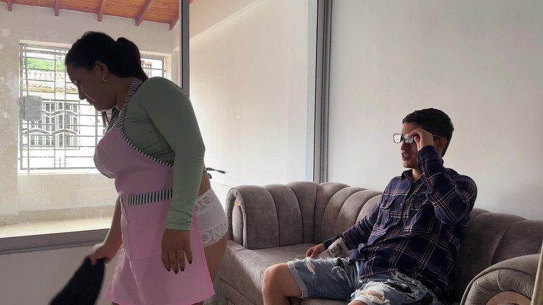 Duoafroditas: 我给我的年轻女仆硬操，以换取她允许她早点离开