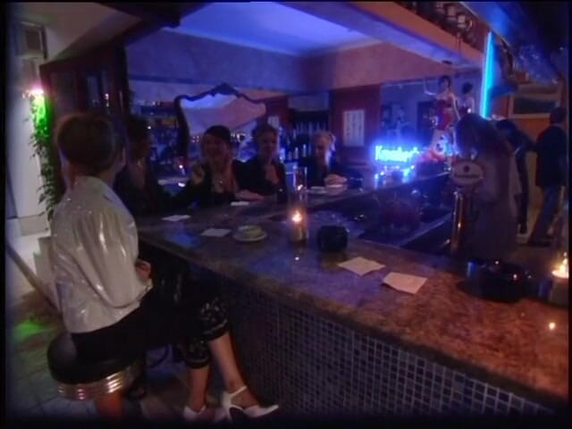 Lucky Cooch: Retro-schätzchen haben spaß an der bar