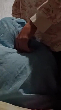 Awek super kurus menggesel pepeknya di bantal dan memancut dengan cepat supaya ibu bapanya tidak menangkapnya