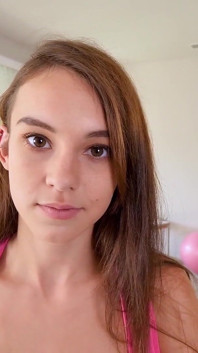 Gadis remaja kurus bertato dengan celana yoga ellie eilish di ruangan casting bokep pertamanya