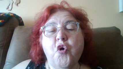 BBW nurse Vicki adventures with friends: Öpüşme sesleri çıkarmamı ve bunu yaparken izleyebilmemi isteyen video