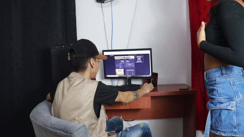 Jamesxd1010: İnternet teknisyeni wifiamı tamir etmeye geliyor ama ona onu sikmesi...