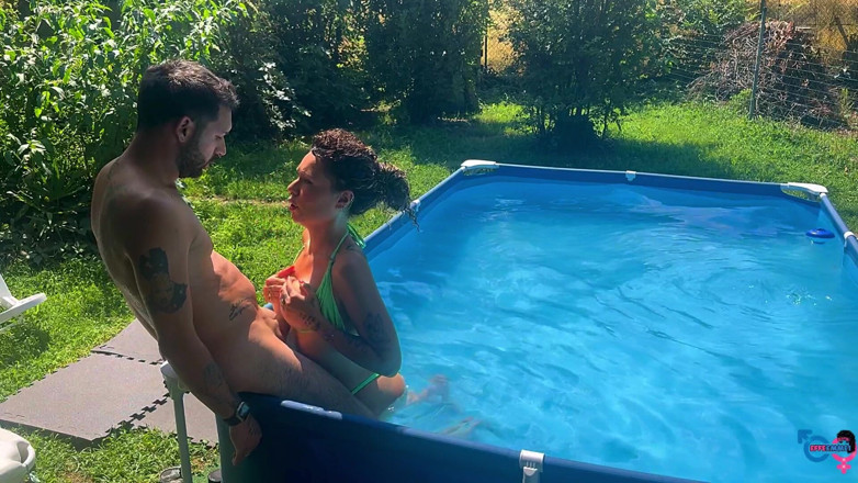 effeemme1: Fille Italienne Amateur Se Fait Bien Baiser Dans La Piscine...