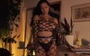 Effy Loweell studio: Модель с идеальным телом в Инстаграме наслаждается показом своего тела, подобного богине через ее сексуальное нижнее белье