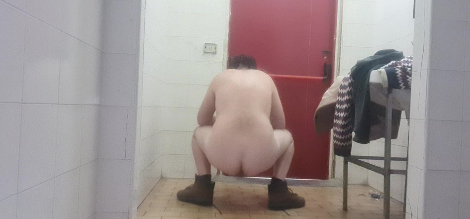 Mirko2589: Nudo in Un Bagno Pubblico
