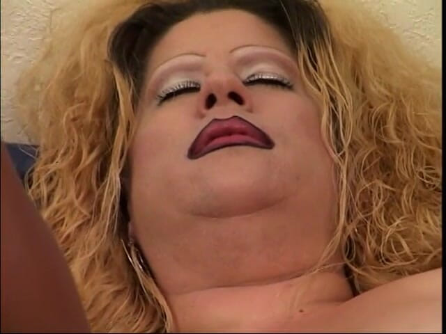 Give me BBW: Une blonde se penche sur sa grosse amie et la...