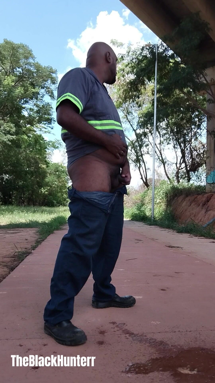 TheBlacKHunterr: per strada e spogliandosi