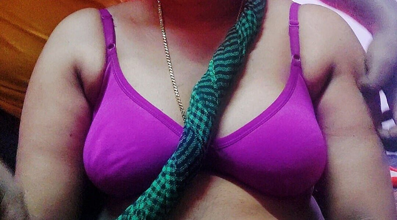 Desi Mohini: Una ama de casa india Mohini duro