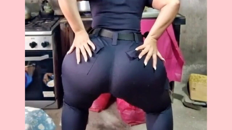 Xprohibidox1: Cewek dengan pantat bahenol dengan gaun merah muda ini menganga...