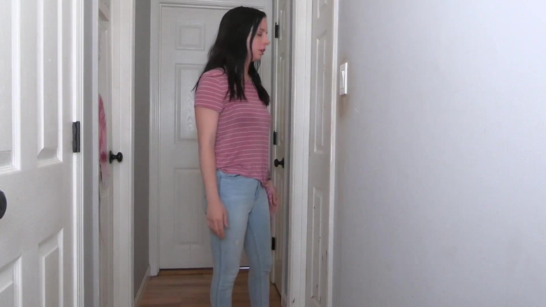 Quinn brooks: Pisse avec un pantalon coincé par la porte de la...