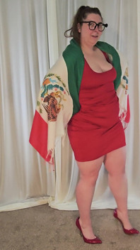 Une grande BBW épaisse essaye des tenues de Coupe du Monde