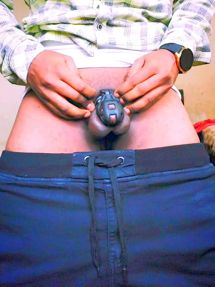 Sissy Slut Simran: Dump Sissy não sabe como usar gaiola de castidade