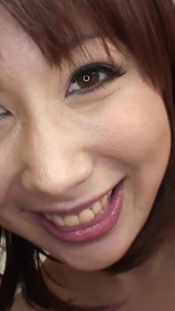 Japonská milffuck s velkými přírodními kozami naplní její mokrou kundičku sexy creampie