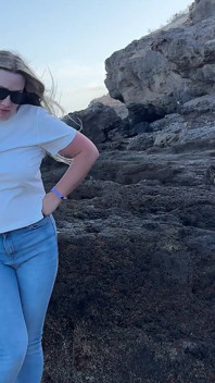 Sika W Obcisłe Dżinsy Na Publicznej Plaży