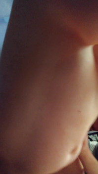 Sexy amatérka saje a jezdí a bere celé jeho sperma do pusy