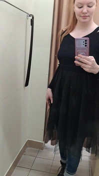 Que palavras surgem em sua cabeça quando você olha para a amante ruiva no vestido preto?