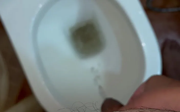 Jessica Leone: Pissing in Toilet