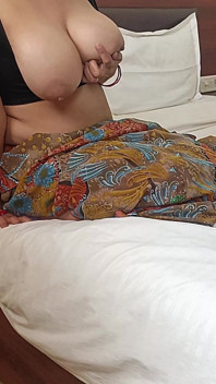 Indian Bhabhi in Saree Seduce Her Devar for Sex, Indian XXX Desi Chudai Hindi Porn