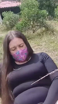 Латина в лісі зі своїм сусідом демонструє свою дупу і пизду в сукні та стрінгах