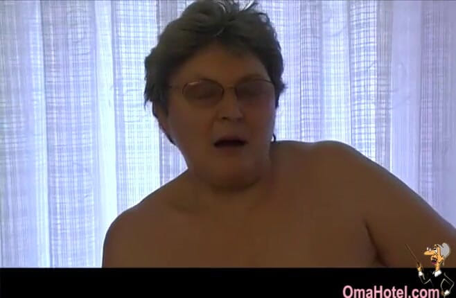 Old Nanny: Oma Hotel - Gerlinde, une vieille femme plate et son jouet à...
