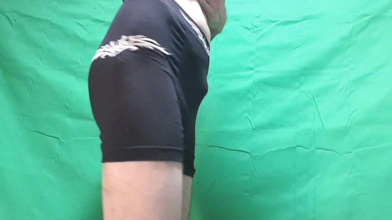 HeIsSooThin: Black Boyshorts尝试