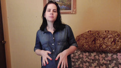 Anna Sky: Sexy brunetka Anna se svléká a masturbuje