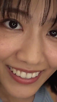 先生がもっとひどいことを教えてくれ、彼女は彼女がいる生徒にフェラチオをする。パート1