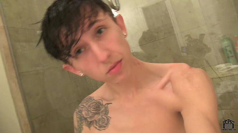 Homemade Twinks: 화장실에서 장난감 따먹기