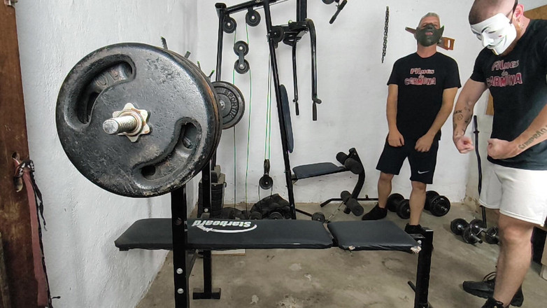 carmonaoficial: Padlý a nahý v tělocvičně uprostřed Halloweenu