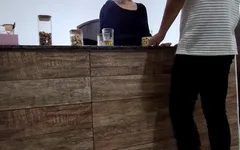 Elle trompe son mari avec un inconnu au bar, mais seulement anal.