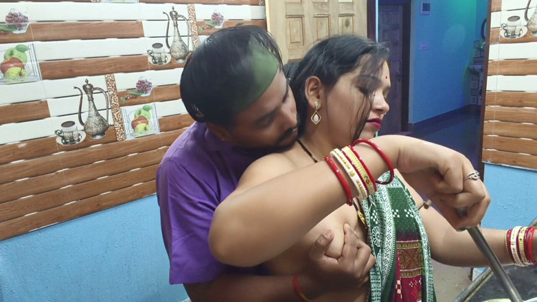 Sona bhabhi: Sexy Tamil Aunty Hot Romance and Fucking in Kitchen! Desi...