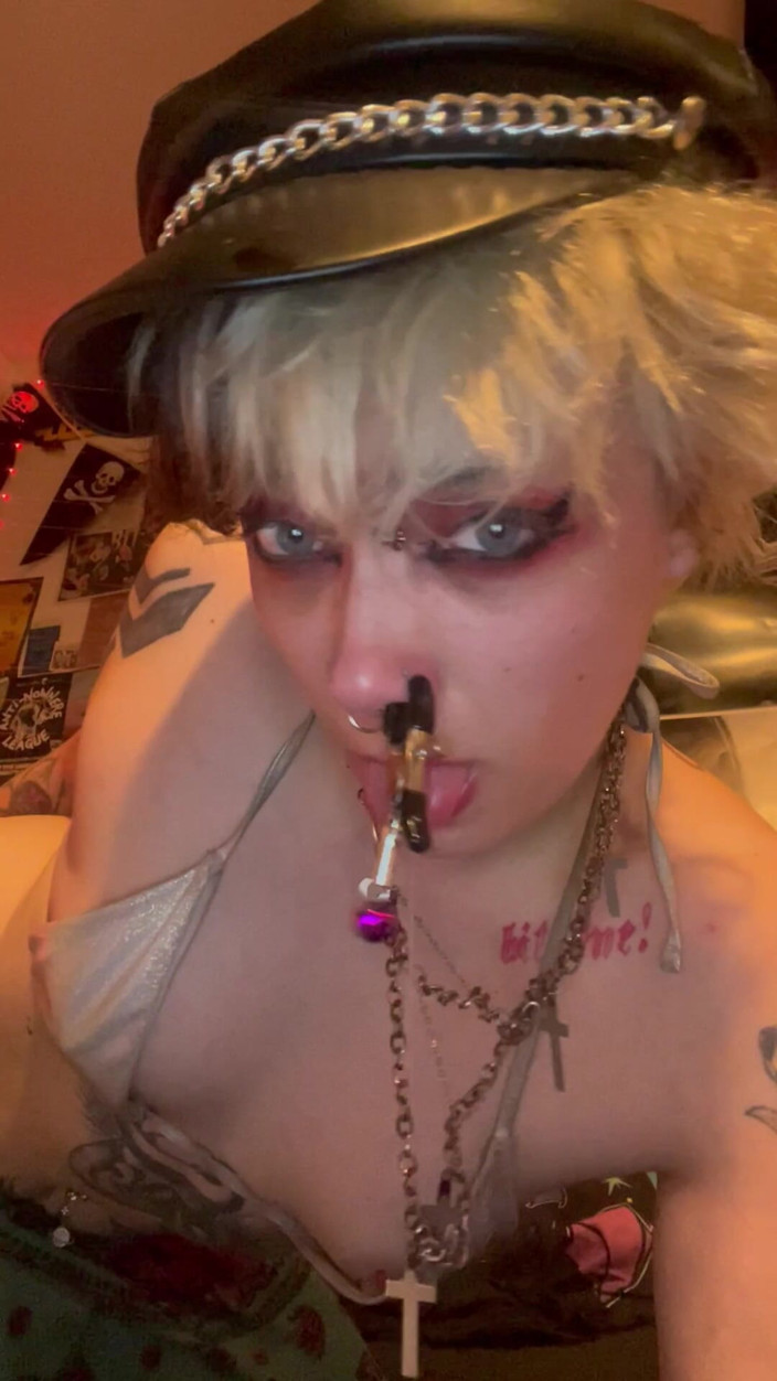 Glitterqueen1999: Готическая девушка Glitterqueen1999 растягивает ее нос-кнопку с Ni