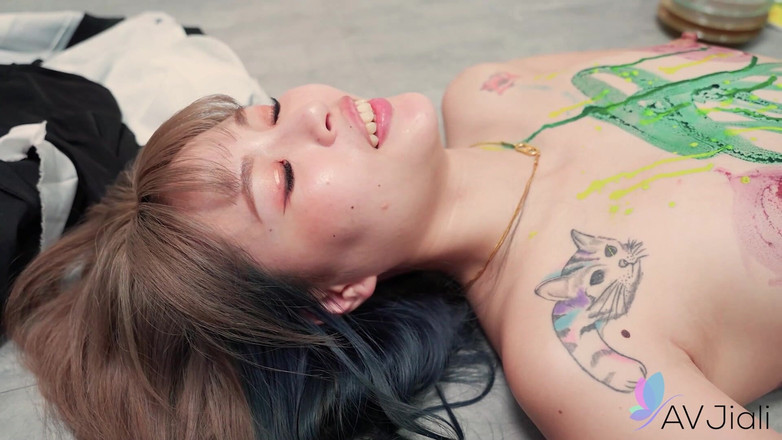 AV Jiali: 画家としてはひどいモデルで、彼を勃起させて抱く
