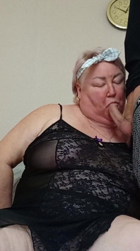 Îmi ajut mama vitregă cu engleză și îmi oferă o muie