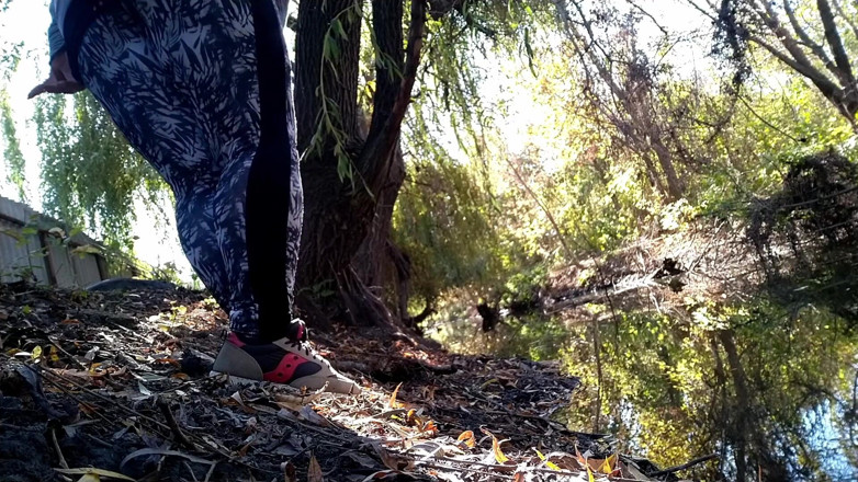 Elena: Une BBW en legging pisse au bord du lac dans...