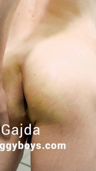เด็กอาบน้ําชักว่าวน้ําเงี่ยนไหลเยิ้มของเขา
