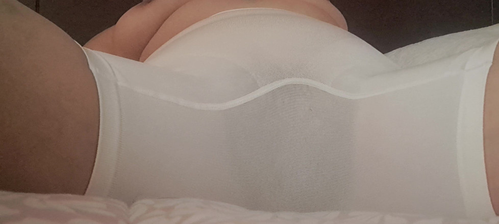 Mommy big hairy pussy: MILF, în chiloți mari și păsărica ei este marcată