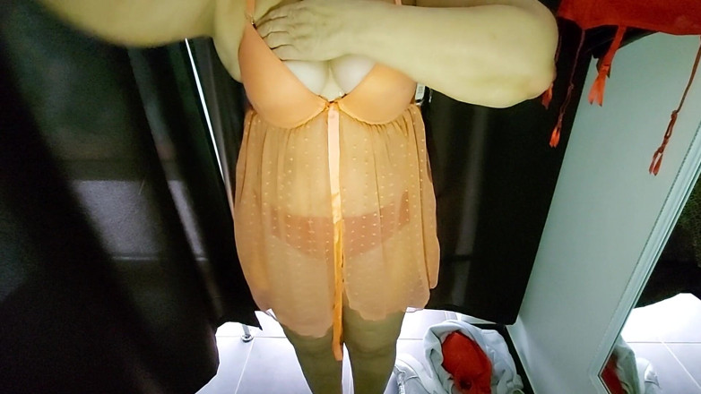 Sexi Ledy: Wanita seksi mencuba pakaian dalam di bilik tukar
