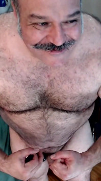 Bullmusclejoe usa il dildo del suo amico per assaggiare il suo culo!