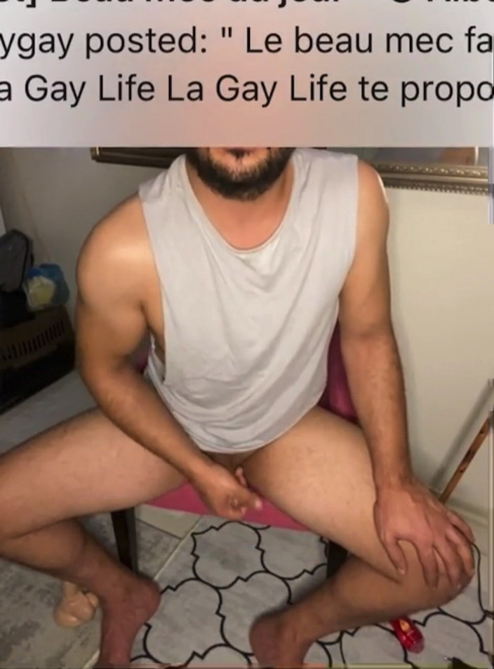 Turkishgayy: Baví se a hraje si doma sám.