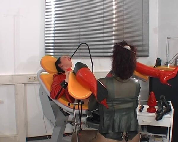 Rubber & Clinic Studio - 1ATOYS: gyntableのゴムのassfisting