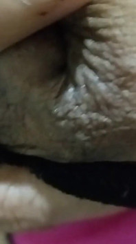 性感的婴儿用手指抚摸她热辣的阴户，以站立姿势舔尿液，热辣的乳头乳头，有趣的乳头