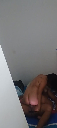 Můj paroháč manžílek natáčí z okna, jak mě jeho přítel šuká